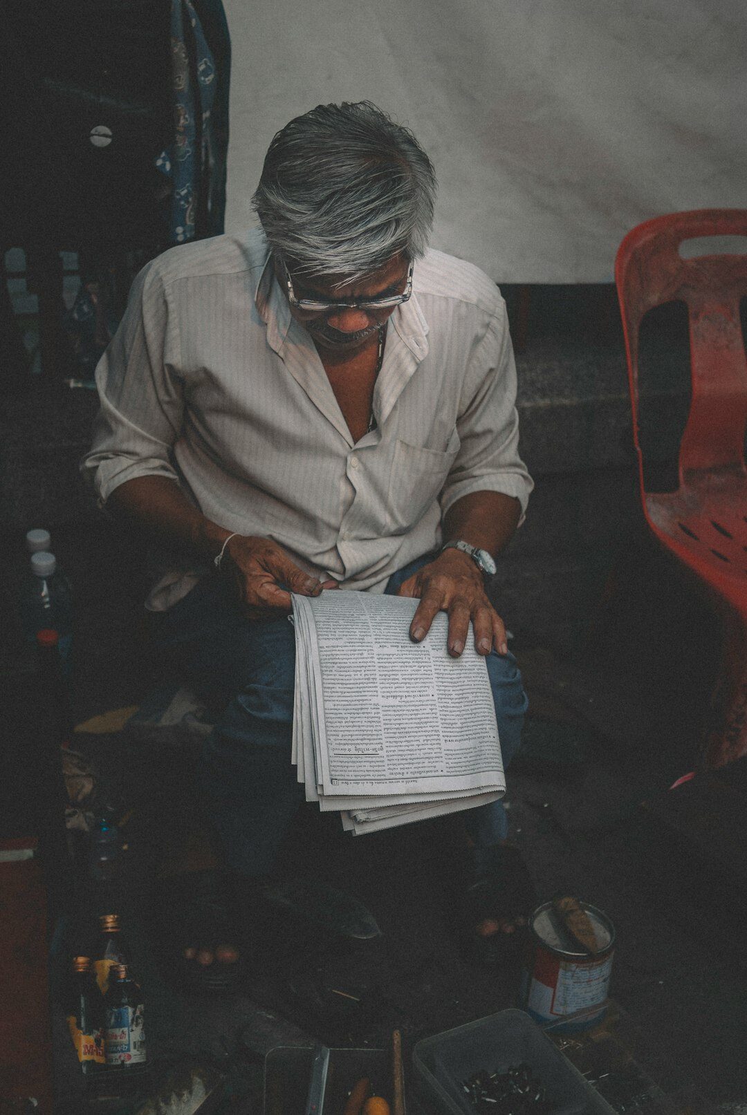 detective reading old case file